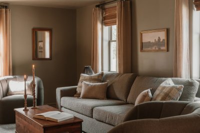 Donker hout en koper domineren je woonkamer in 2026
